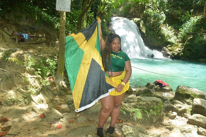 Blue Hole and Bamboo Rafting Ocho Rios - Massage, tips, rum punch, and photos: plan for the extras