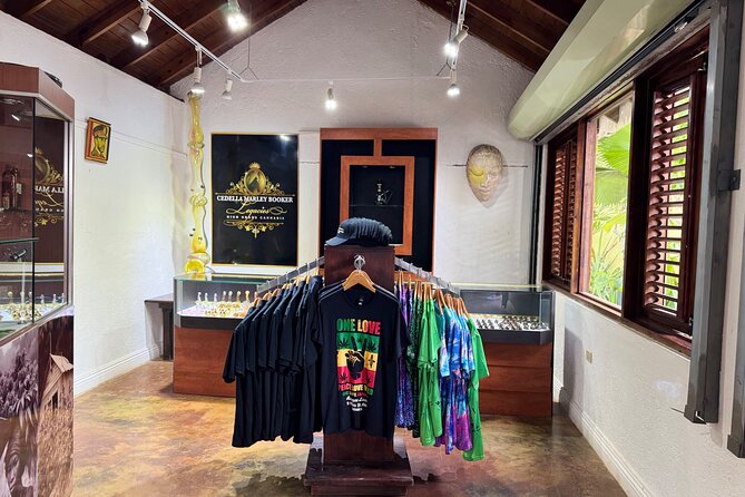 Bob Marley Nine Mile Tour - Nine Miles with a Rastafarian guide: the heart of the day