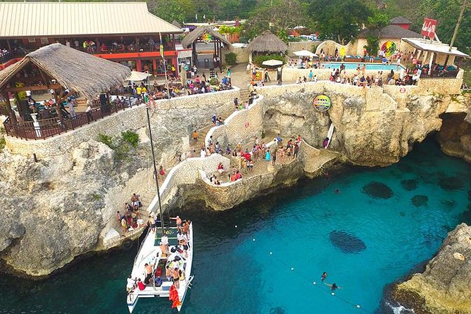 Catamaran Cruise Full Day Tour to Reef, Caves and Negril Beach - The long bus ride to Negril (and how to make it less painful)