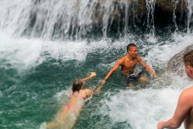 Dunn's River, Blue Hole and Bamboo Rafting from Ocho Rios - White River Bamboo Rafting: A Quiet Rainforest Glide Toward the Ocean