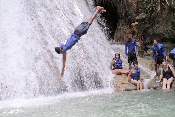 Dunn’s River Falls & Blue Hole Tour with Lunch - Key things that make this tour work