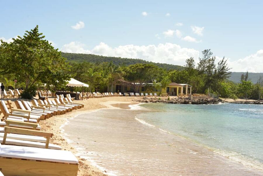 Ocho Rios: Bamboo Beach Club VIP Pass with Lunch and Drinks - Drinks included: house cocktails, rum punch, and soda options