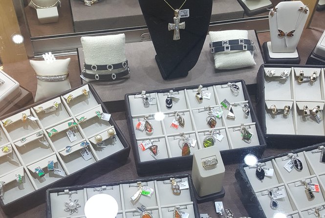 Ocho Rios Shopping Tour - Taj Mahal Shopping Center: free entry and three Jamaican restaurant choices