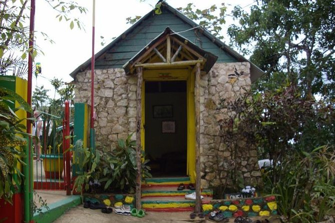 Private Tour Ocho Rios or Runaway Bay To 9 Mile Bob Marley Birth & Resting Place - Getting to Nine Mile from Ocho Rios or Runaway Bay: the ride is part of the deal