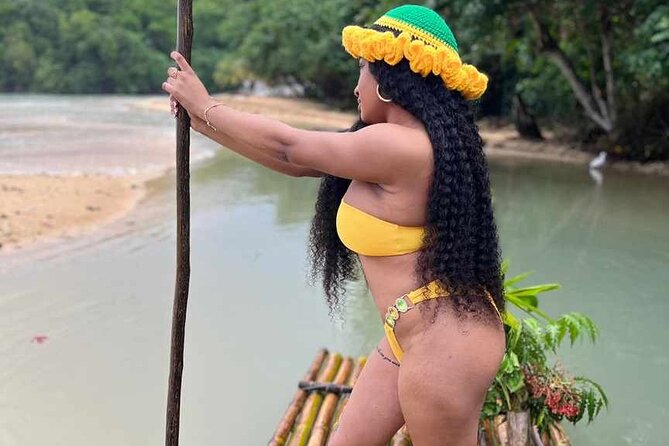 Rafting and Shopping from Riu Ocho Rios - The shopping village stop in Ocho Rios: jewelry, spices, and staying in control