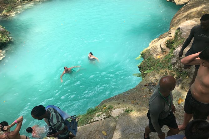 Roundtrip Private Shuttle from Ocho Rios to Blue Hole and Back - The 25-Minute Drive: Direct, Private, and Music-Friendly